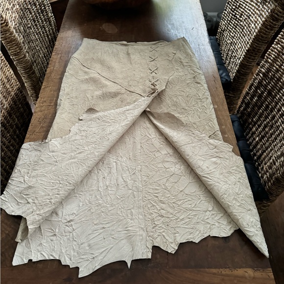 Danier stretch suede asymmetrical skirt in perfect condition - Picture 4 of 6